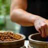 Pessoa misturando ingredientes em ateliê