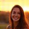 Sueli Batista sorridente ao pôr do sol